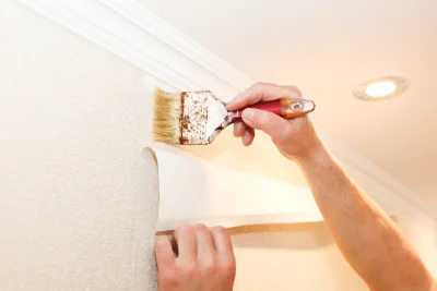 Pose de papier peint à Biches — revêtements muraux et toiles de verre